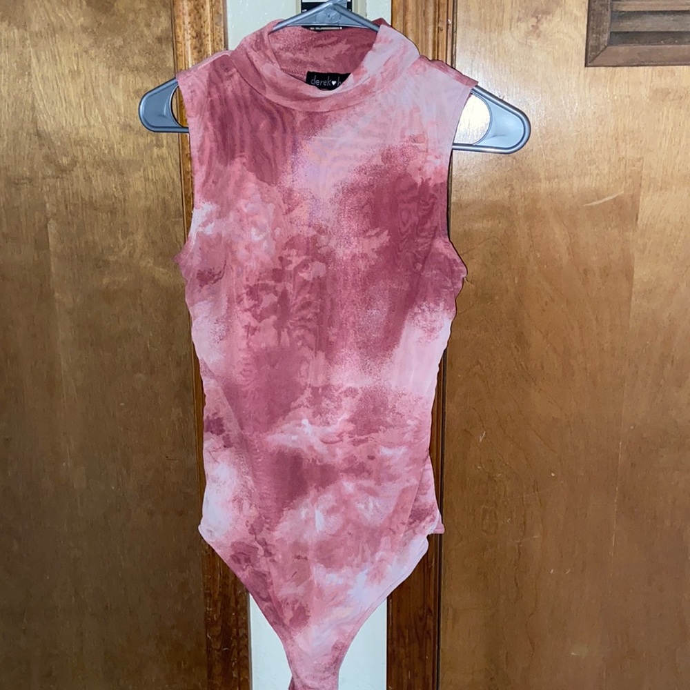 Pink tye and dye sleeve less body suit